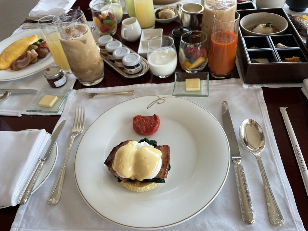 ペニンシュラ東京の洋風朝食のエッグベネディクト
